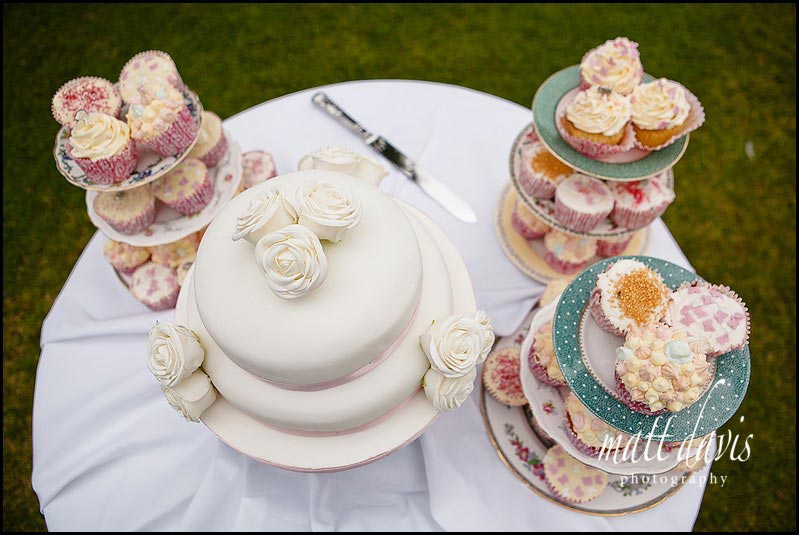 Vintage wedding cake small cupcakes