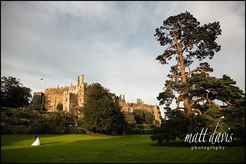 How to become a wedding photographer