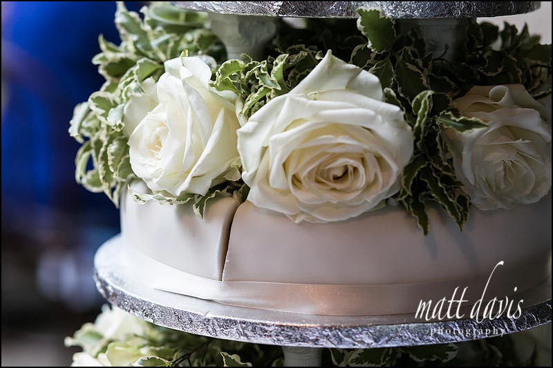 cut wedding cake